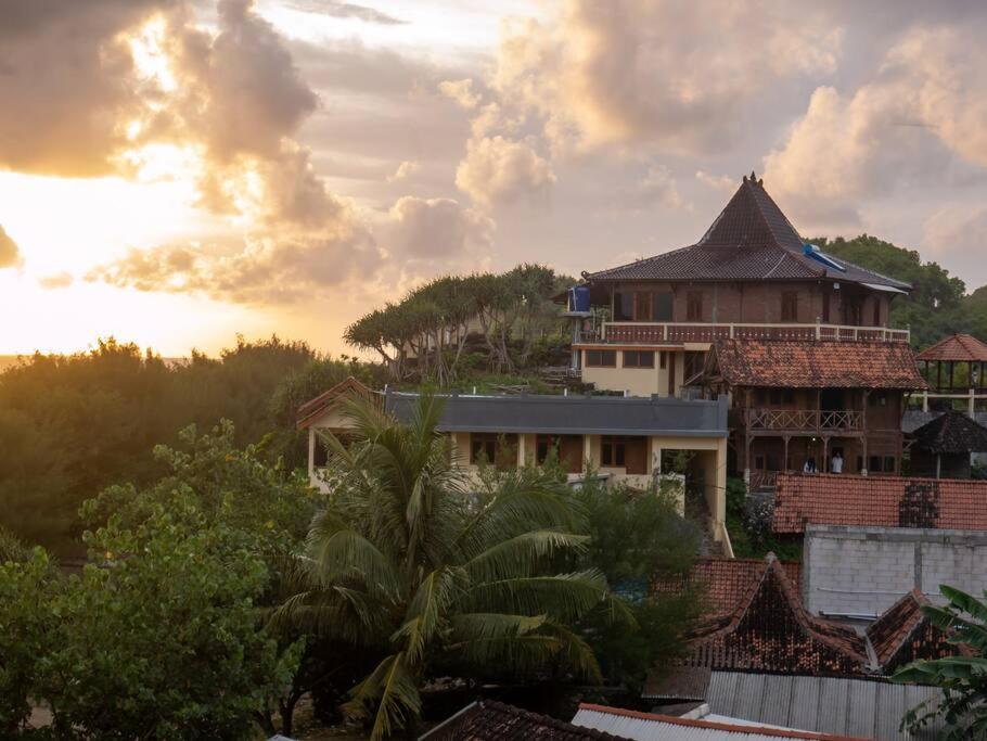 Villa Watu Kodok - Villa Located Close To The Beach Baron Eksteriør billede